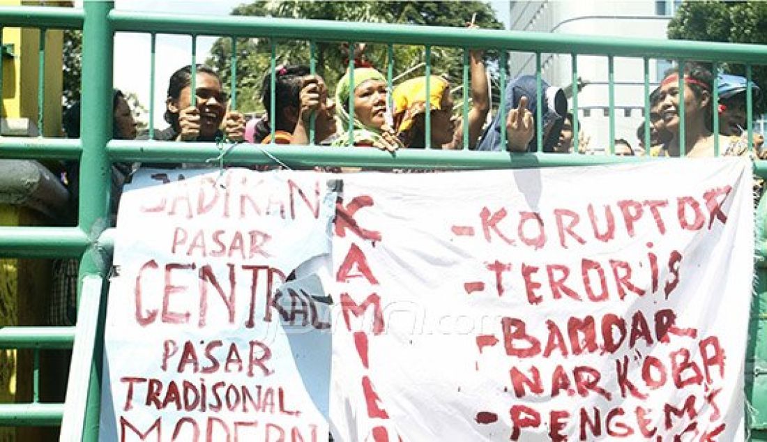 Ratusan pedagang menggelar aksi demo di depan kantor walikota Medan, senin (30/5). Massaa menuntut Wali kota Medan untuk menghentikan relokasi pasar Sutomo. Foto: Sutan/Sumut Pos/JPNN.com - JPNN.com