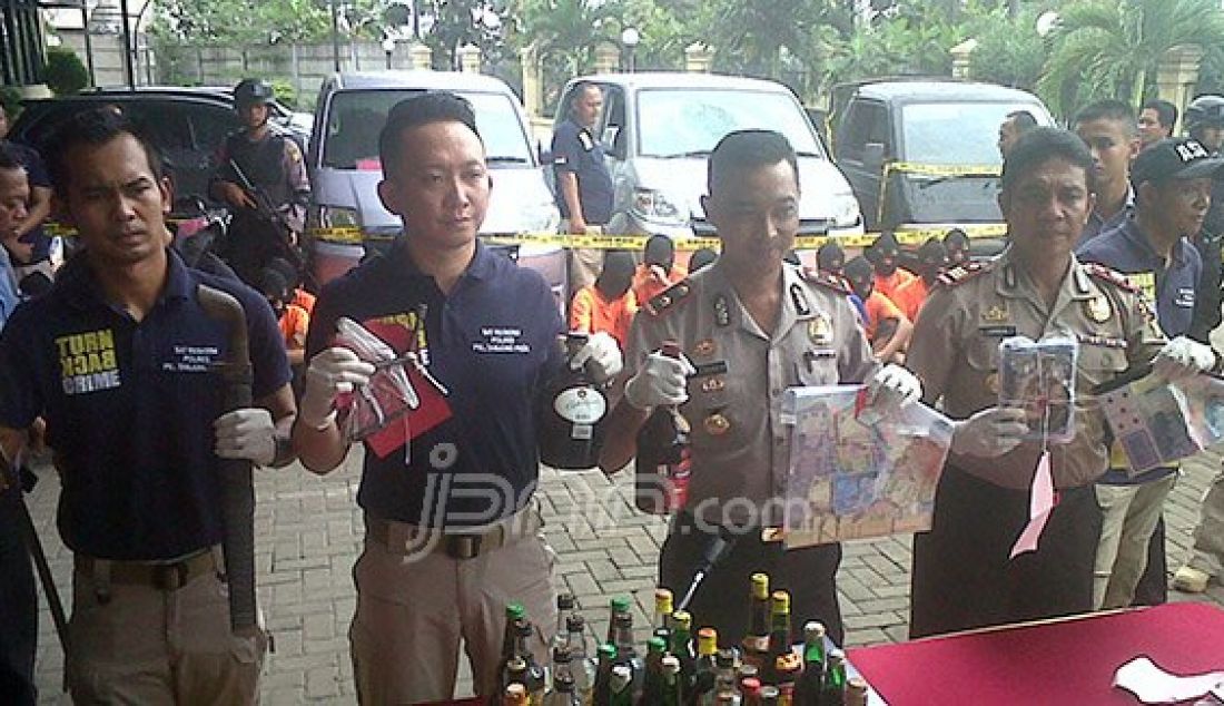 EKSPOSE: Kepolisian Pelabuhan Tanjung Priok menyita ratusan keping DVD porno serta 200 botol minuman keras (miras), Jakarta, Senin (30/5). Barang haram tersebut disita dalam Operasi Pekat Jaya 2016. Foto: Deri/Indopos/JPNN.com - JPNN.com