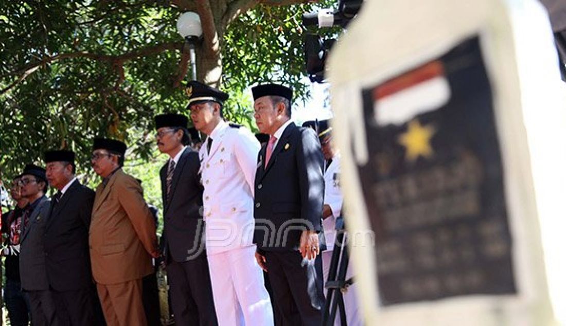 Wali Kota Makassar, Moh Ramdhan Pomanto melantik pejabat eselon dua dan tiga di Taman Makam Pahlawan (TMP) Panaikang, Makassar, Sulsel, Selasa (31/5). Foto: M Idham/FAJAR/JPNN.com - JPNN.com