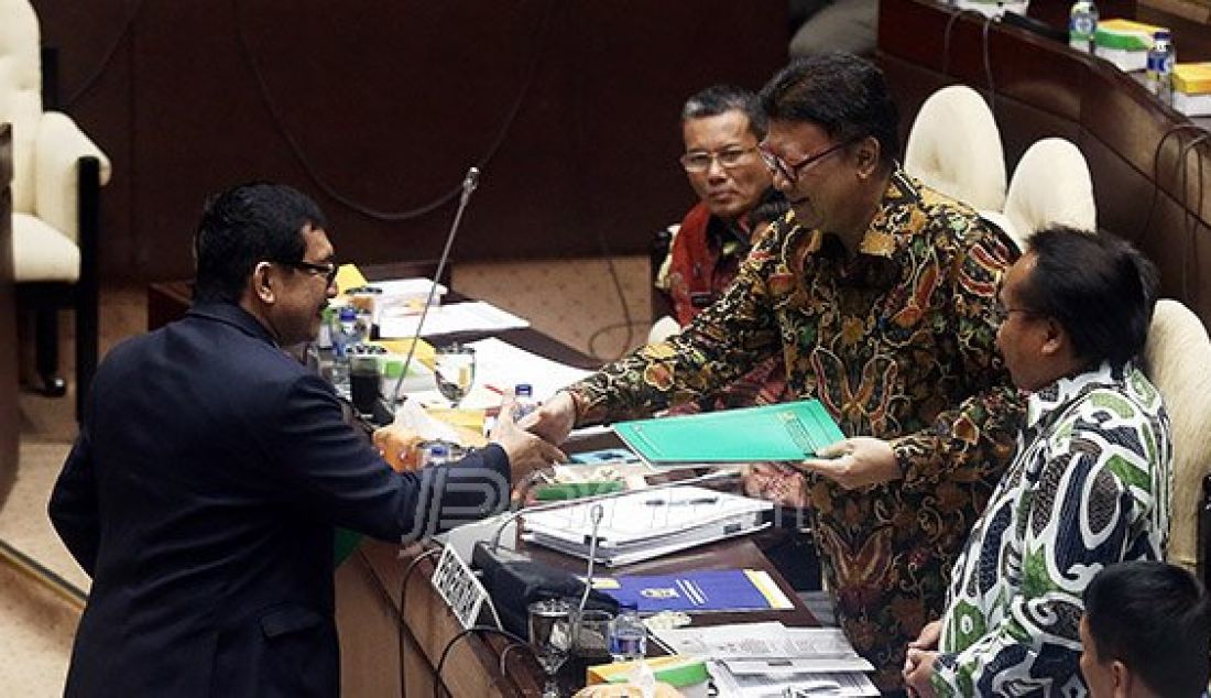 Menteri Dalam Negeri (Mendagri) Tjahjo Kumolo mengikuti rapat kerja dengan Komisi II DPR, Jakarta, Selasa (31/5). Agenda tersebut membahas Pengambilan Keputusan Tingkat I Revisi UU Pilkada. Foto: Ricardo/JPNN.com - JPNN.com