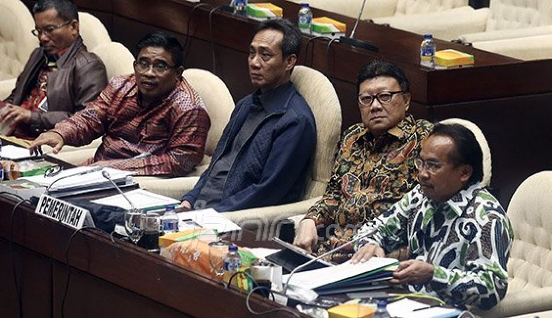Menteri Dalam Negeri (Mendagri) Tjahjo Kumolo mengikuti rapat kerja dengan Komisi II DPR, Jakarta, Selasa (31/5). Agenda tersebut membahas Pengambilan Keputusan Tingkat I Revisi UU Pilkada. Foto: Ricardo/JPNN.com - JPNN.com