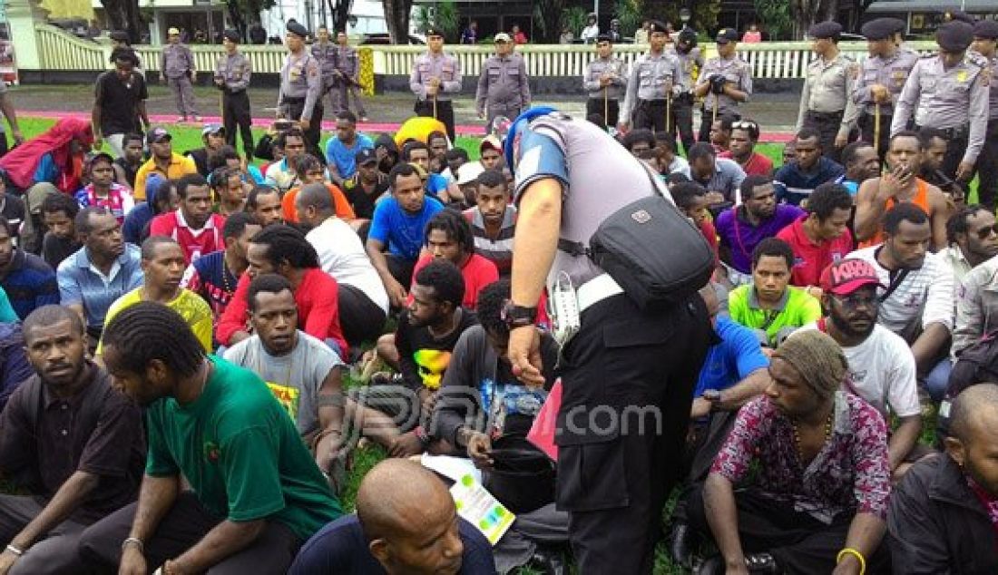 DEMO: Ratusan masyarakat Papua menyambangi Mapolda Sulut, Selasa (31/5). Massa meminta para rekannya yang ditahan agar segera dibebaskan. Foto: Jendri/Manado Post/JPNN.com - JPNN.com