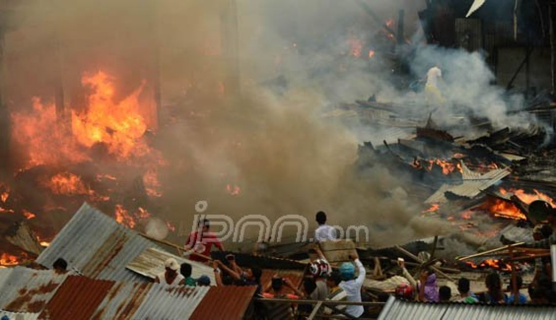 MANONDA MEMBARA: Pusat lokasi terbakar yang cukup sulit dijangkau, membuat petugas Pemadam Kebakaran (Damkar) Kota Palu kesulitan menjinakkan api, Selasa (31/5). Foto: Mugni/Radar Sulteng/JPNN.com - JPNN.com