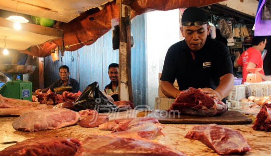 NAIK: Harga Daging Menjelang Bulan bulan Ramadhan di Pasar Pusat Jalan Agus Salim Pekanbaru kini mencapai Rp 120 ribu perkilogram, Selasa (31/5). Foto: M Akhwan/Riau Pos/JPNN.com - JPNN.com