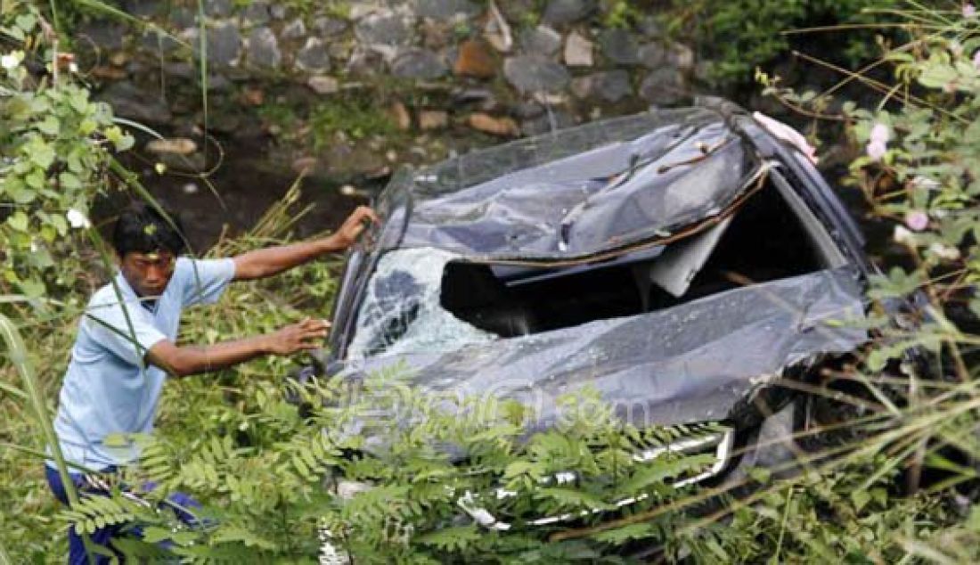 RINGSEK: sebuah mobil Honda CR-V bernopol B 1441 ZCV yang membawa rombongan keluarga terjun ke sungai di Desa Gondoharum, Kecamatan Jekulo, Kudus, Selasa (31/5). Beruntung baik pengemudi maupun penumpang hanya mengalami luka ringan . Foto: Donny/Radar Kudus/JPNN.com - JPNN.com