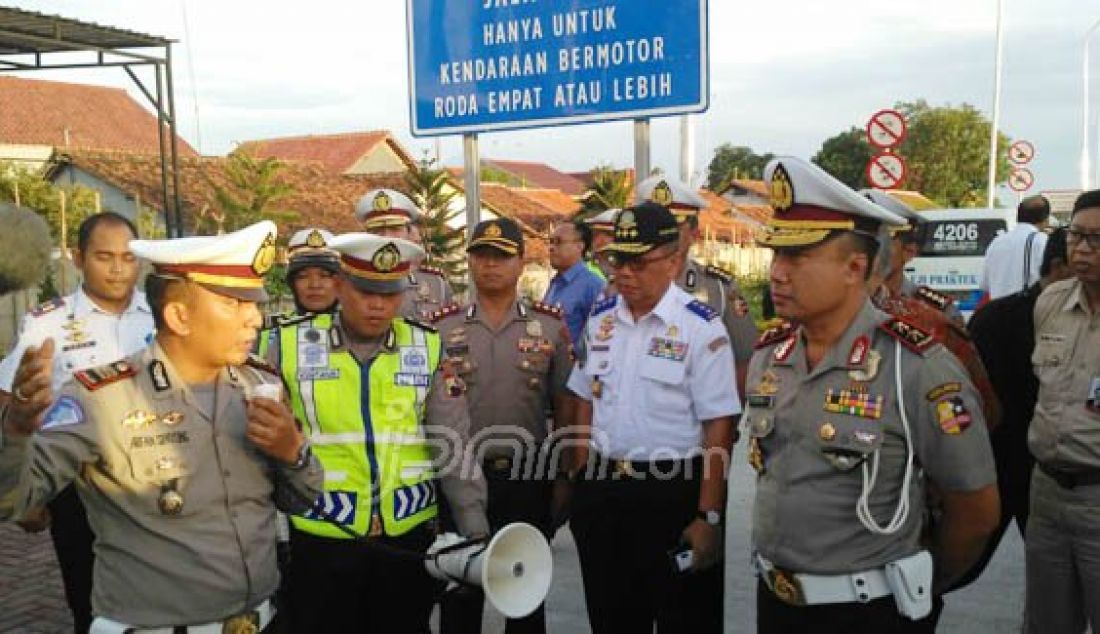 Kakorlantas Polri Irjen Agung Maryoto menggelar rapat koordinasi dengan Kementerian Pekerjaan Umum, Jasa Raharja, dan instansi di Brebes, Jawa Tengah, terkait menghadapi arus mudik 2016, Selasa (31/5). Foto: Fathan/JPNN.com - JPNN.com