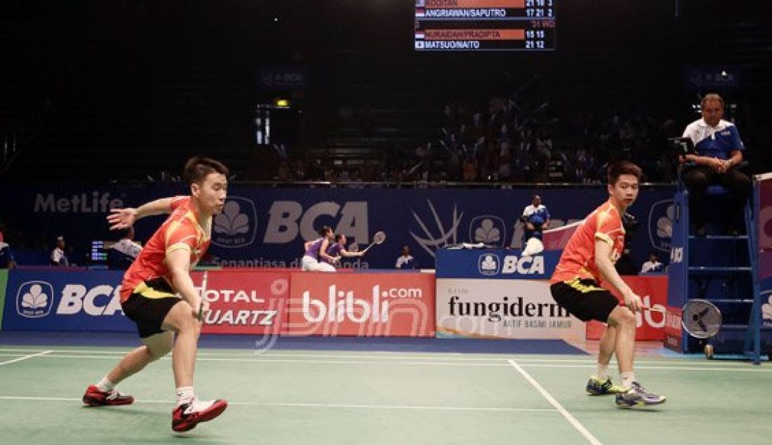 (Kiri) Ganda putra Indonesia Marcus Fernaldi Gideon dan Kevin Sanjaya Sukamuljo saat bertanding melawan ganda putra Inggris Marcus Ellis dan Chris Langride pada kualifikasi Kejuaraan BCA Indonesia Open Super Series Premier 2016, Jakarta, Rabu (1/6). Pasangan Indonesia menang atas lawannya dengan skor 22-20 dan 21-15. Foto: Ricardo/JPNN.com - JPNN.com