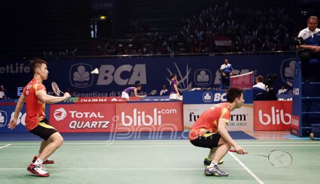 (Kiri) Ganda putra Indonesia Marcus Fernaldi Gideon dan Kevin Sanjaya Sukamuljo saat bertanding melawan ganda putra Inggris Marcus Ellis dan Chris Langride pada kualifikasi Kejuaraan BCA Indonesia Open Super Series Premier 2016, Jakarta, Rabu (1/6). Pasangan Indonesia menang atas lawannya dengan skor 22-20 dan 21-15. Foto: Ricardo/JPNN.com - JPNN.com