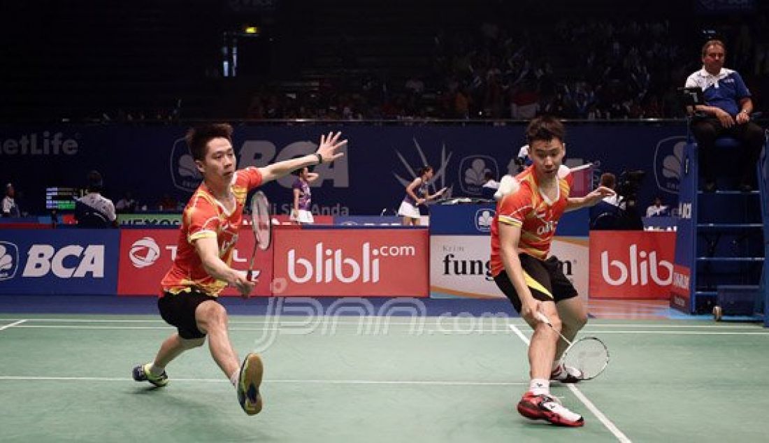 (Kiri) Ganda putra Indonesia Marcus Fernaldi Gideon dan Kevin Sanjaya Sukamuljo saat bertanding melawan ganda putra Inggris Marcus Ellis dan Chris Langride pada kualifikasi Kejuaraan BCA Indonesia Open Super Series Premier 2016, Jakarta, Rabu (1/6). Pasangan Indonesia menang atas lawannya dengan skor 22-20 dan 21-15. Foto: Ricardo/JPNN.com - JPNN.com