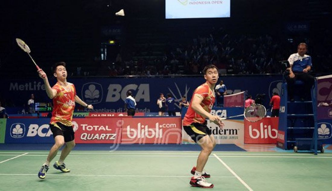 (Kiri) Ganda putra Indonesia Marcus Fernaldi Gideon dan Kevin Sanjaya Sukamuljo saat bertanding melawan ganda putra Inggris Marcus Ellis dan Chris Langride pada kualifikasi Kejuaraan BCA Indonesia Open Super Series Premier 2016, Jakarta, Rabu (1/6). Pasangan Indonesia menang atas lawannya dengan skor 22-20 dan 21-15. Foto: Ricardo/JPNN.com - JPNN.com