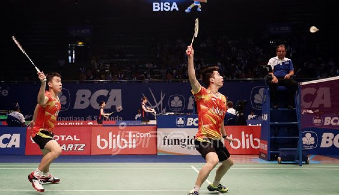 (Kiri) Ganda putra Indonesia Marcus Fernaldi Gideon dan Kevin Sanjaya Sukamuljo saat bertanding melawan ganda putra Inggris Marcus Ellis dan Chris Langride pada kualifikasi Kejuaraan BCA Indonesia Open Super Series Premier 2016, Jakarta, Rabu (1/6). Pasangan Indonesia menang atas lawannya dengan skor 22-20 dan 21-15. Foto: Ricardo/JPNN.com - JPNN.com