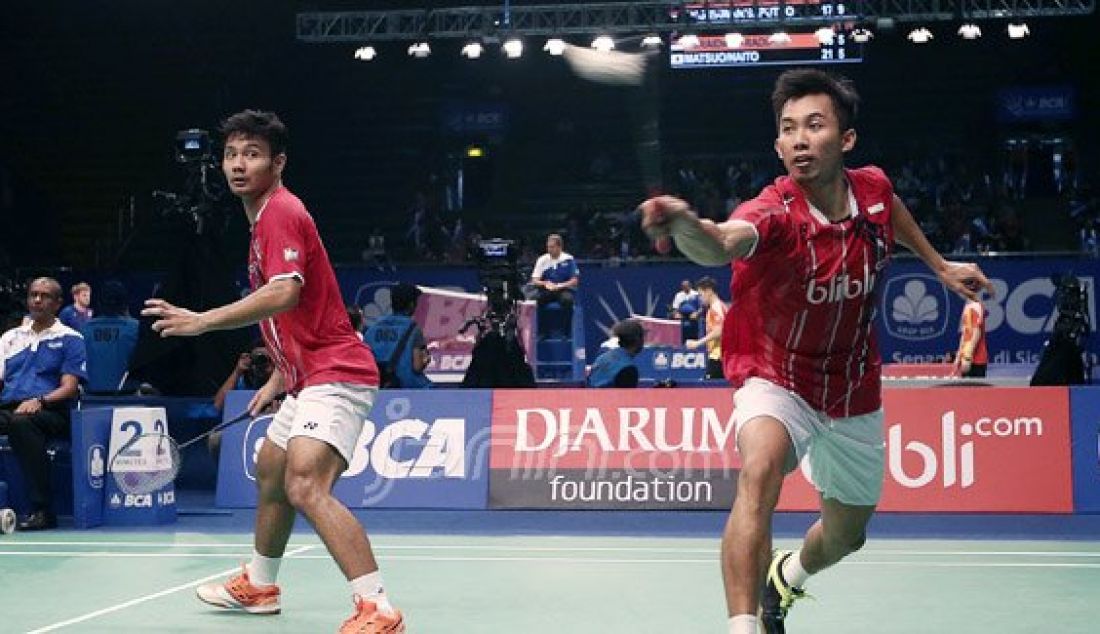 Ganda putra Indonesia Berry Angriawan (kiri) dan Rian Agung Saputro saat bertanding melawan ganda putra Malaysia Kien Keat Koo dan Boon Heong Tan pada kualifikasi Kejuaraan BCA Indonesia Open Super Series Premier 2016, Jakarta, Rabu (1/6). Pasangan Indonesia kalah atas lawannya dengan skor 17-21, 21-10 dan 21-15. Foto: Ricardo/JPNN.com - JPNN.com