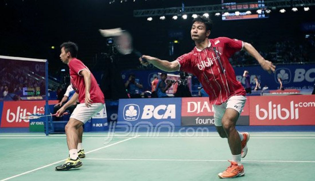 Ganda putra Indonesia Berry Angriawan (kanan) dan Rian Agung Saputro saat bertanding melawan ganda putra Malaysia Kien Keat Koo dan Boon Heong Tan pada kualifikasi Kejuaraan BCA Indonesia Open Super Series Premier 2016, Jakarta, Rabu (1/6). Pasangan Indonesia kalah atas lawannya dengan skor 17-21, 21-10 dan 21-15. Foto: Ricardo/JPNN.com - JPNN.com