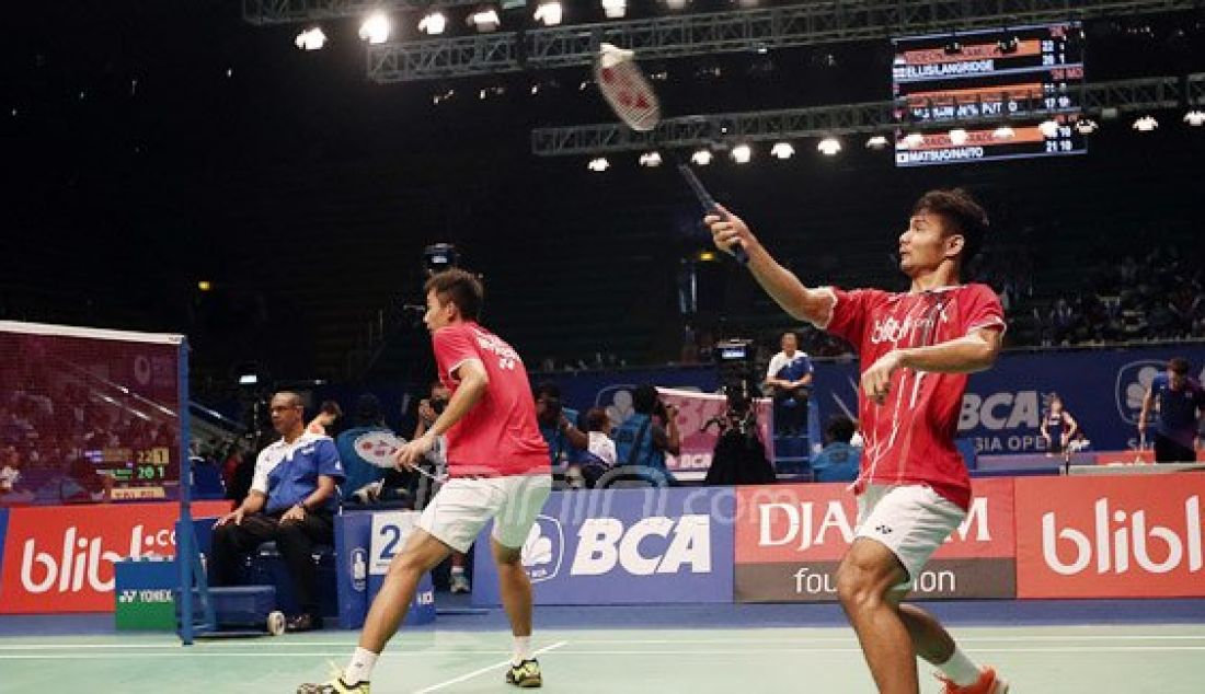 Ganda putra Indonesia Berry Angriawan (kanan) dan Rian Agung Saputro saat bertanding melawan ganda putra Malaysia Kien Keat Koo dan Boon Heong Tan pada kualifikasi Kejuaraan BCA Indonesia Open Super Series Premier 2016, Jakarta, Rabu (1/6). Pasangan Indonesia kalah atas lawannya dengan skor 17-21, 21-10 dan 21-15. Foto: Ricardo/JPNN.com - JPNN.com