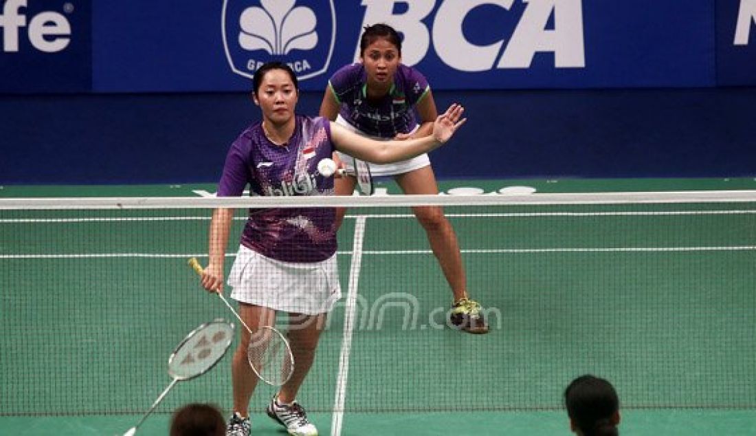 Ganda putri Indonesia Tiara Rosalia Nuraidah (kanan) dan Rizki Amelia Pradipta saat bertanding melawan ganda putri Shizuka Matsuo dan Mami Naito pada Kejuaraan BCA Indonesia Open Super Series Premier 2016, Jakarta, Rabu (1/6). Pasangan Indonesia menang atas lawannya dengan skor 15-21, 21-19 dan 21-19. Foto: Ricardo/JPNN.com - JPNN.com