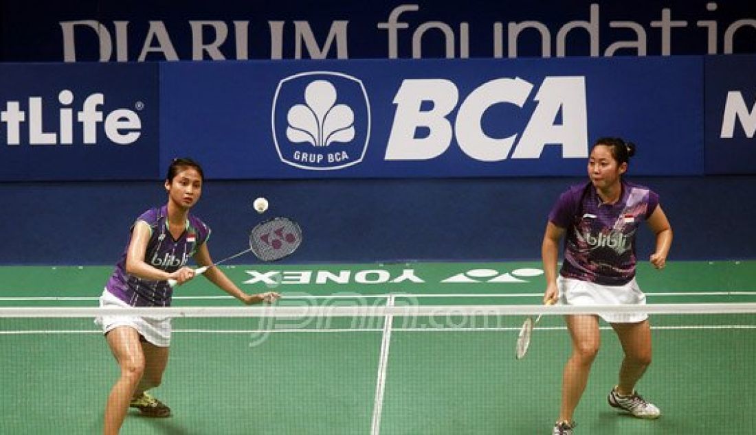 Ganda putri Indonesia Tiara Rosalia Nuraidah (kanan) dan Rizki Amelia Pradipta saat bertanding melawan ganda putri Shizuka Matsuo dan Mami Naito pada Kejuaraan BCA Indonesia Open Super Series Premier 2016, Jakarta, Rabu (1/6). Pasangan Indonesia menang atas lawannya dengan skor 15-21, 21-19 dan 21-19. Foto: Ricardo/JPNN.com - JPNN.com