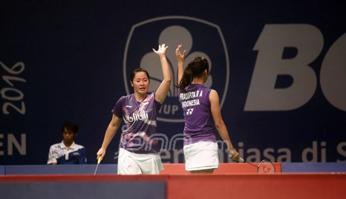 Ganda putri Indonesia Tiara Rosalia Nuraidah (kanan) dan Rizki Amelia Pradipta saat bertanding melawan ganda putri Shizuka Matsuo dan Mami Naito pada Kejuaraan BCA Indonesia Open Super Series Premier 2016, Jakarta, Rabu (1/6). Pasangan Indonesia menang atas lawannya dengan skor 15-21, 21-19 dan 21-19. Foto: Ricardo/JPNN.com - JPNN.com