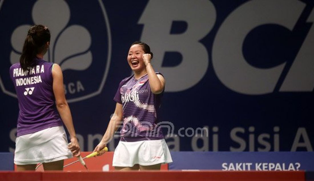 Ganda putri Indonesia Tiara Rosalia Nuraidah (kanan) dan Rizki Amelia Pradipta saat bertanding melawan ganda putri Shizuka Matsuo dan Mami Naito pada Kejuaraan BCA Indonesia Open Super Series Premier 2016, Jakarta, Rabu (1/6). Pasangan Indonesia menang atas lawannya dengan skor 15-21, 21-19 dan 21-19. Foto: Ricardo/JPNN.com - JPNN.com