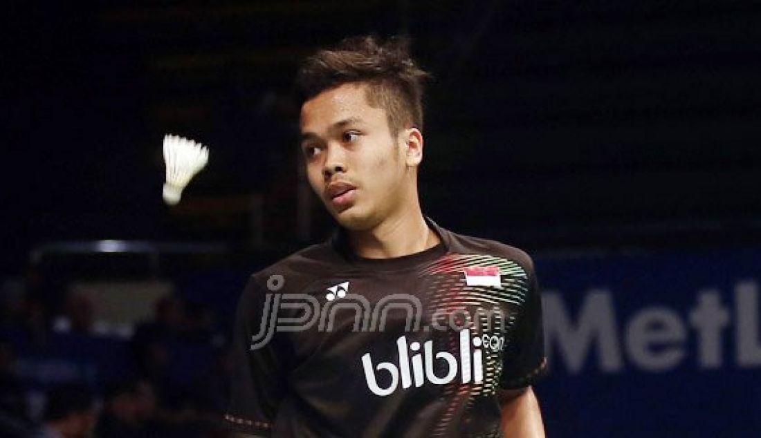 Tunggal putra Indonesia Anthony Sinisuka Ginting saat bertanding melawan tunggal putra Denmark Jan O Jorgensen pada Kejuaraan BCA Indonesia Open Super Series Premier 2016, Jakarta, Rabu (1/6). Pemain Indonesia kalah atas lawannya dengan skor 20-22 dan 23-25. Foto: Ricardo/JPNN.com - JPNN.com