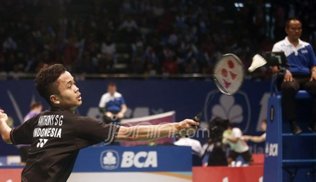 Tunggal putra Indonesia Anthony Sinisuka Ginting saat bertanding melawan tunggal putra Denmark Jan O Jorgensen pada Kejuaraan BCA Indonesia Open Super Series Premier 2016, Jakarta, Rabu (1/6). Pemain Indonesia kalah atas lawannya dengan skor 20-22 dan 23-25. Foto: Ricardo/JPNN.com - JPNN.com