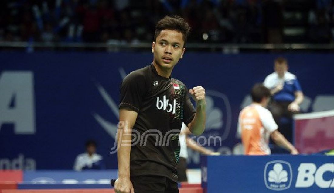 Tunggal putra Indonesia Anthony Sinisuka Ginting saat bertanding melawan tunggal putra Denmark Jan O Jorgensen pada Kejuaraan BCA Indonesia Open Super Series Premier 2016, Jakarta, Rabu (1/6). Pemain Indonesia kalah atas lawannya dengan skor 20-22 dan 23-25. Foto: Ricardo/JPNN.com - JPNN.com