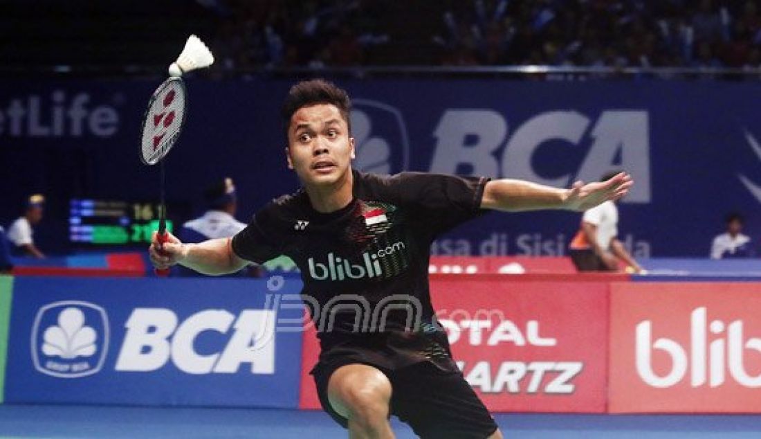 Tunggal putra Indonesia Anthony Sinisuka Ginting saat bertanding melawan tunggal putra Denmark Jan O Jorgensen pada Kejuaraan BCA Indonesia Open Super Series Premier 2016, Jakarta, Rabu (1/6). Pemain Indonesia kalah atas lawannya dengan skor 20-22 dan 23-25. Foto: Ricardo/JPNN.com - JPNN.com