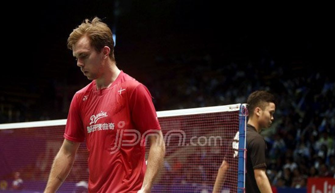 Tunggal putra Denmark Jan O Jorgensen saat bertanding pada Kejuaraan BCA Indonesia Open Super Series Premier 2016 di Istora Senayan Jakarta, Rabu (1/6). Pemain unggul Denmark melaju ke babak selanjutnya. Foto: Ricardo/JPNN.com - JPNN.com