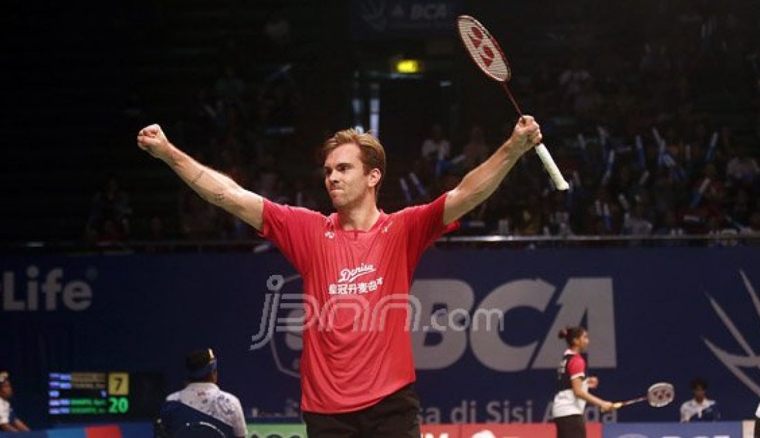 Tunggal putra Denmark Jan O Jorgensen saat bertanding pada Kejuaraan BCA Indonesia Open Super Series Premier 2016 di Istora Senayan Jakarta, Rabu (1/6). Pemain unggul Denmark melaju ke babak selanjutnya. Foto: Ricardo/JPNN.com - JPNN.com