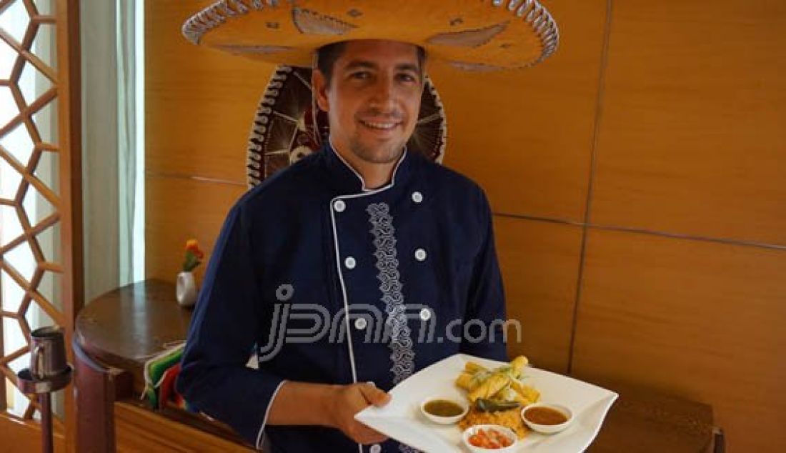 Chef Eduardo Perez Romero saat memperkenalkan makanan khas Meksiko dalam acara bertajuk 'I Feel Like Mexican', yang diselenggarakan oleh Kedubes Meksiko, Jakarta, Rabu (1/6). Foto: Natalia/JPNN.com - JPNN.com