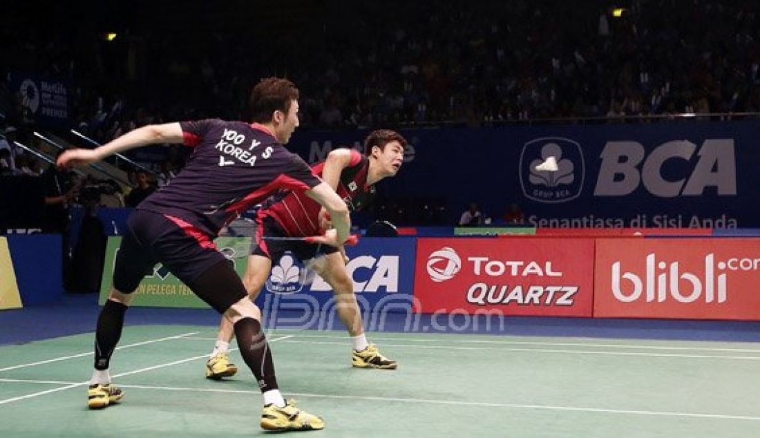 Ganda putra Korea Selatan Lee Yong Dae (kanan) dan Yoo Yeon Seong saat bertanding melawan Ganda putra Indonesia Angga Pratama dan Ricky Karanda Suwardi pada Kejuaraan BCA Indonesia Open Super Series Premier 2016, Jakarta, Rabu (1/6). Pemain Korea Selatan menang atas lawannya dengan skor 21-14 dan 21-9. Foto: Ricardo/JPNN.com - JPNN.com