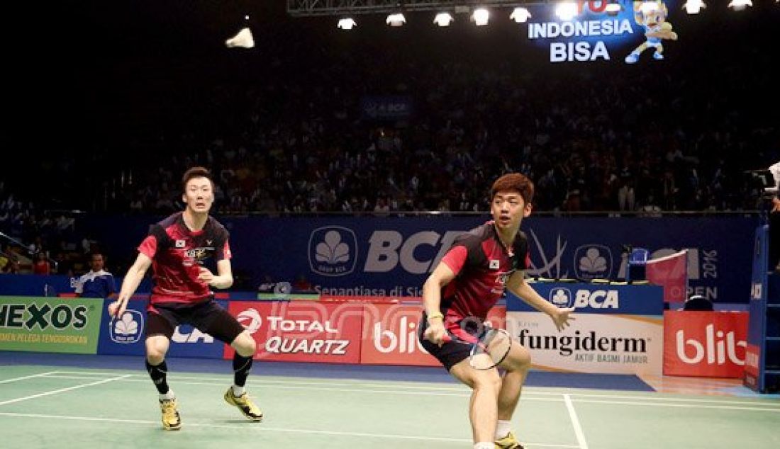 Ganda putra Korea Selatan Lee Yong Dae (kanan) dan Yoo Yeon Seong saat bertanding melawan Ganda putra Indonesia Angga Pratama dan Ricky Karanda Suwardi pada Kejuaraan BCA Indonesia Open Super Series Premier 2016, Jakarta, Rabu (1/6). Pemain Korea Selatan menang atas lawannya dengan skor 21-14 dan 21-9. Foto: Ricardo/JPNN.com - JPNN.com