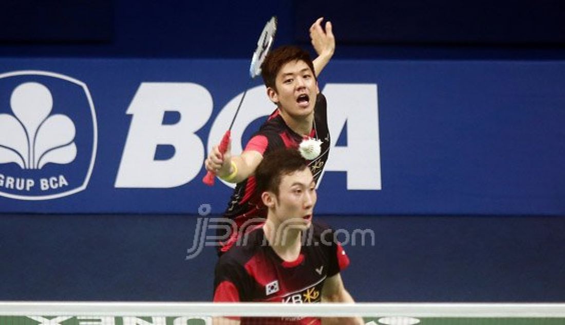 Ganda putra Korea Selatan Lee Yong Dae (belakang) dan Yoo Yeon Seong saat bertanding melawan Ganda putra Indonesia Angga Pratama dan Ricky Karanda Suwardi pada Kejuaraan BCA Indonesia Open Super Series Premier 2016, Jakarta, Rabu (1/6). Pemain Korea Selatan menang atas lawannya dengan skor 21-14 dan 21-9. Foto: Ricardo/JPNN.com - JPNN.com