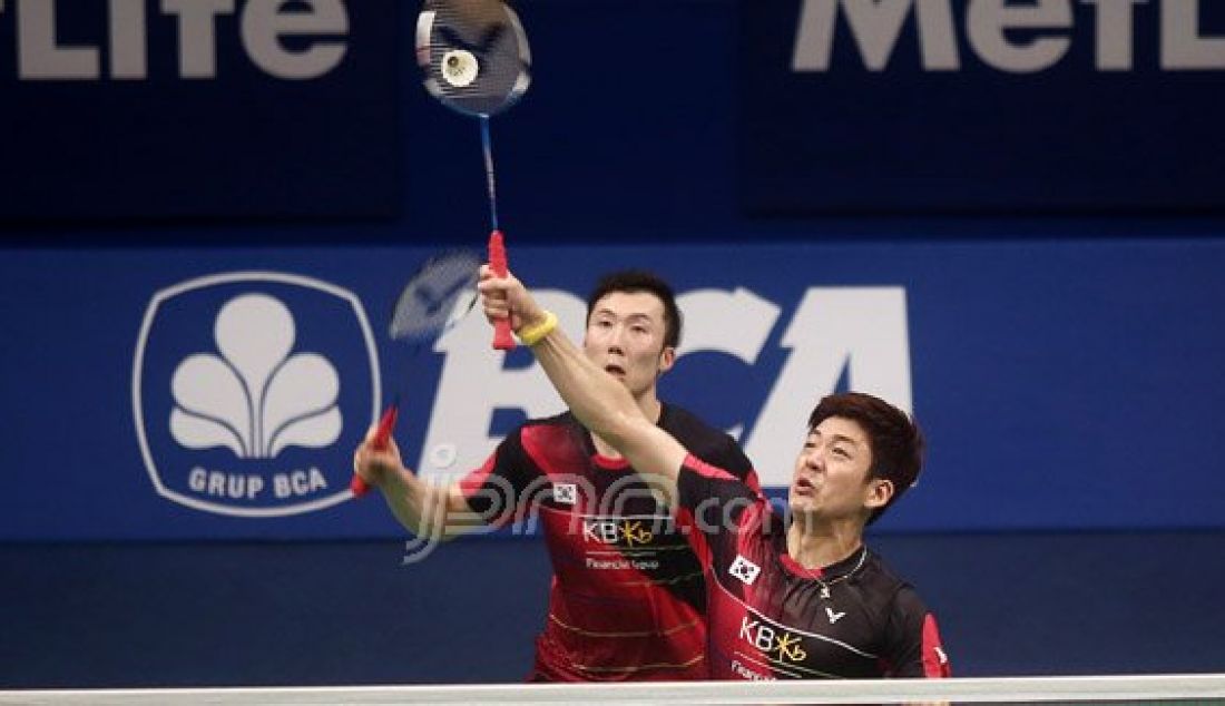 Ganda putra Korea Selatan Lee Yong Dae (depan) dan Yoo Yeon Seong saat bertanding melawan Ganda putra Indonesia Angga Pratama dan Ricky Karanda Suwardi pada Kejuaraan BCA Indonesia Open Super Series Premier 2016, Jakarta, Rabu (1/6). Pemain Korea Selatan menang atas lawannya dengan skor 21-14 dan 21-9. Foto: Ricardo/JPNN.com - JPNN.com