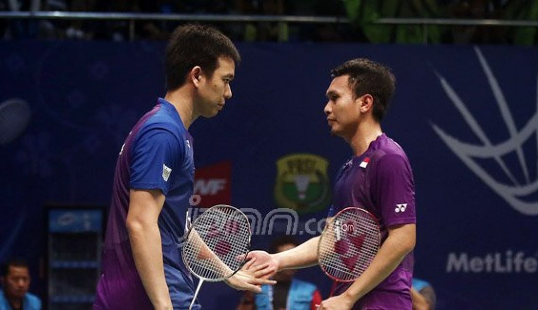 Ganda putra Indonesia Mohammad Ahsan (kanan) dan Hendra Setiawan saat bertanding melawan Ganda putra Hongkong Or Chin Chung dan Tang Chun Man pada Kejuaraan BCA Indonesia Open Super Series Premier 2016, Jakarta, Rabu (1/6). Pemain Indonesia menang atas lawannya dengan skor 23-21 dan 25-23. Foto: Ricardo/JPNN.com - JPNN.com