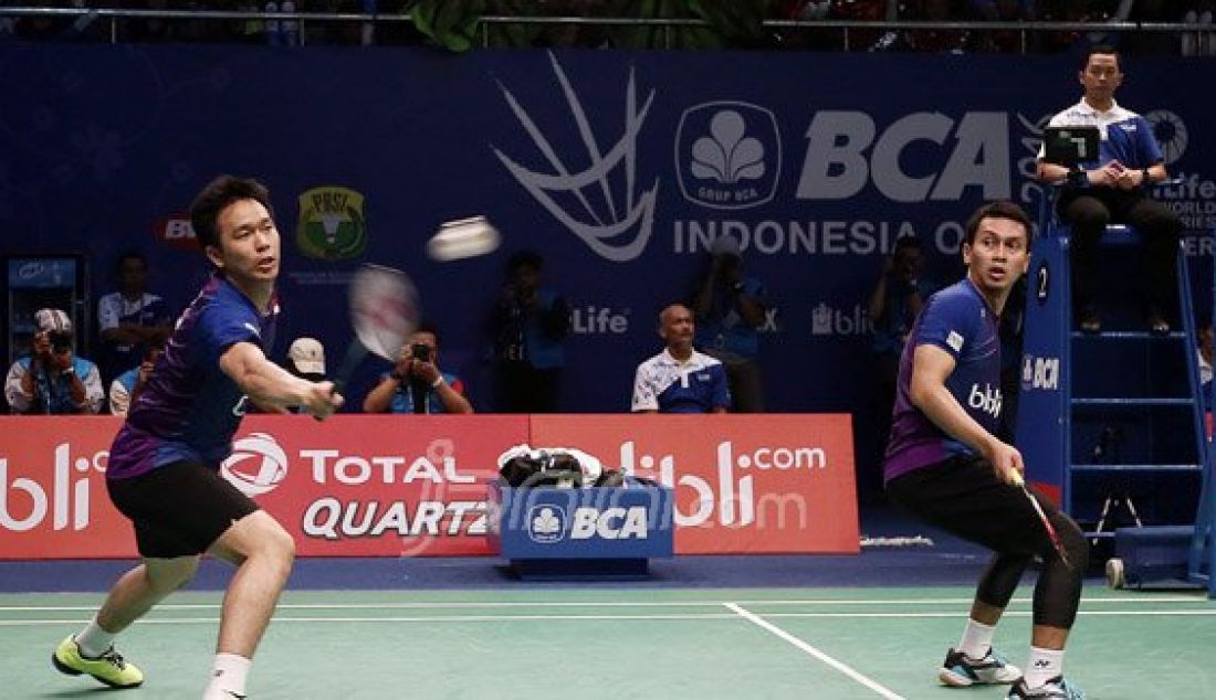 Ganda putra Indonesia Mohammad Ahsan (kanan) dan Hendra Setiawan saat bertanding melawan Ganda putra Hongkong Or Chin Chung dan Tang Chun Man pada Kejuaraan BCA Indonesia Open Super Series Premier 2016, Jakarta, Rabu (1/6). Pemain Indonesia menang atas lawannya dengan skor 23-21 dan 25-23. Foto: Ricardo/JPNN.com - JPNN.com