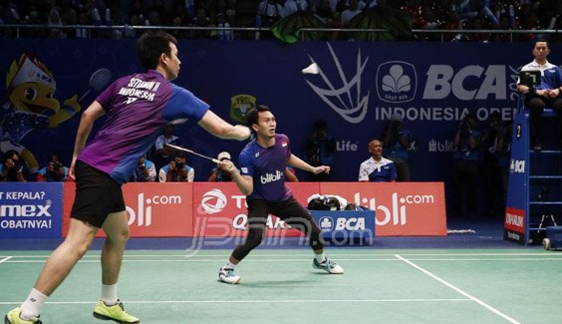 Ganda putra Indonesia Mohammad Ahsan (kanan) dan Hendra Setiawan saat bertanding melawan Ganda putra Hongkong Or Chin Chung dan Tang Chun Man pada Kejuaraan BCA Indonesia Open Super Series Premier 2016, Jakarta, Rabu (1/6). Pemain Indonesia menang atas lawannya dengan skor 23-21 dan 25-23. Foto: Ricardo/JPNN.com - JPNN.com