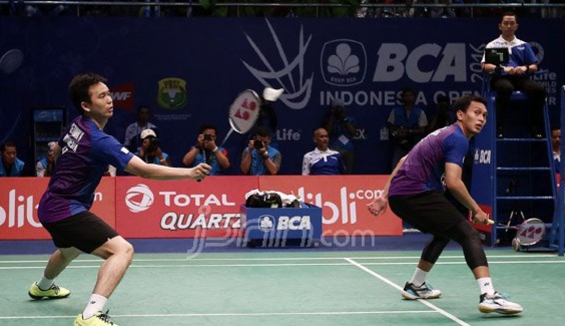 Ganda putra Indonesia Mohammad Ahsan (kanan) dan Hendra Setiawan saat bertanding melawan Ganda putra Hongkong Or Chin Chung dan Tang Chun Man pada Kejuaraan BCA Indonesia Open Super Series Premier 2016, Jakarta, Rabu (1/6). Pemain Indonesia menang atas lawannya dengan skor 23-21 dan 25-23. Foto: Ricardo/JPNN.com - JPNN.com