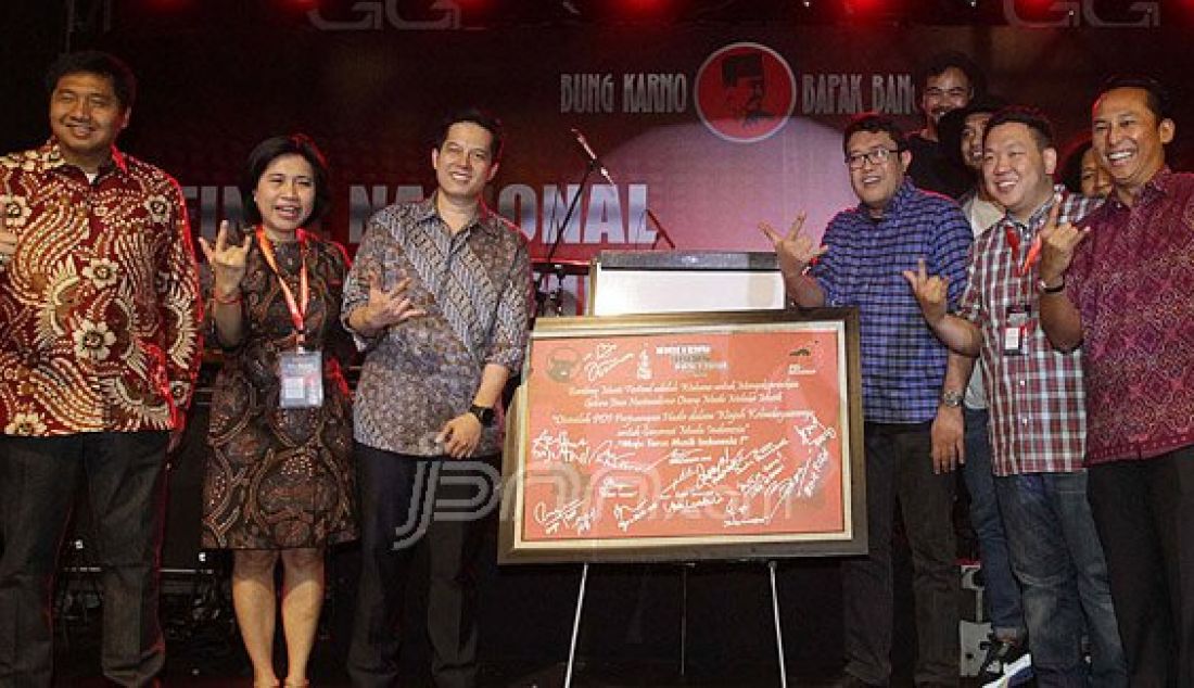 Anggota DPR Fraksi PDIP Nico Siahaan Sekretaris Panitia BMF Ono Surono, Ketua Pelaksana Banteng Musik Festival Charles Honoris, Anggota DPR Fraksi PDIP Ihsan Yunus, Indah Kurnia dan Maruarar Sirait saat pembukaan final Banteng Musik Festival (BMF), Jakarta, Rabu (1/6). BMF sebagai rangkaian peringatan HUT PDIP ke-43. Foto: Ricardo/JPNN.com - JPNN.com