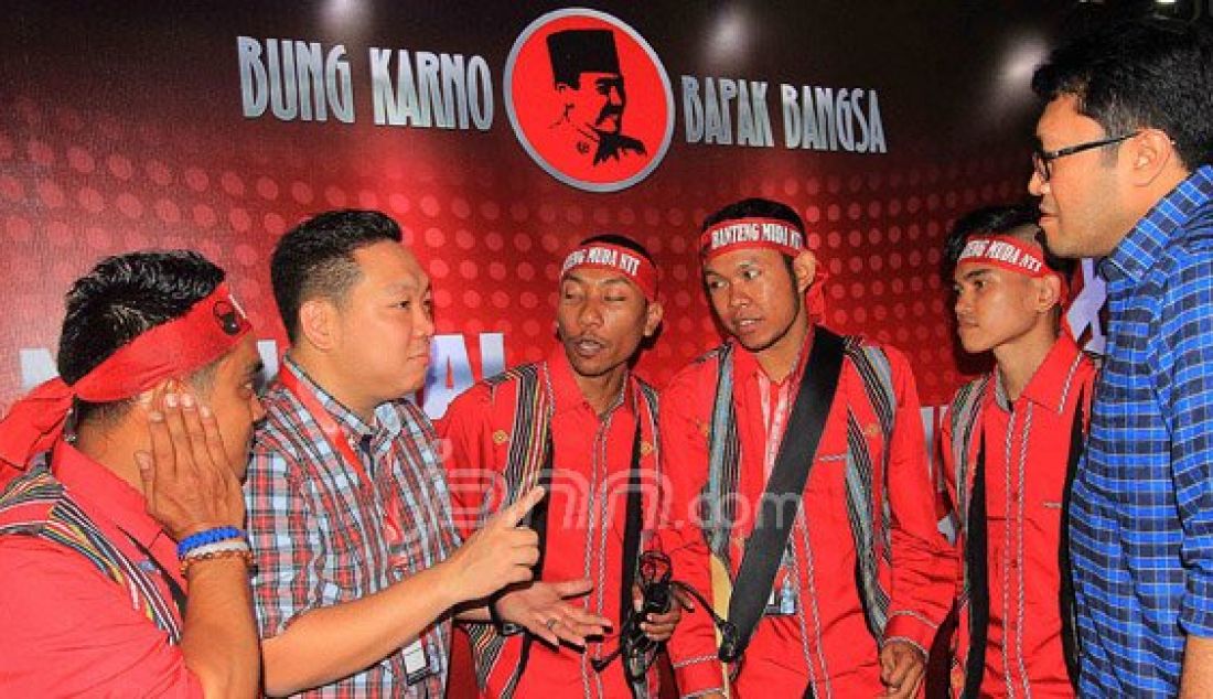 Anggota DPR Fraksi PDIP Nico Siahaan Sekretaris Panitia BMF Ono Surono, Ketua Pelaksana Banteng Musik Festival Charles Honoris, Anggota DPR Fraksi PDIP Ihsan Yunus, Indah Kurnia dan Maruarar Sirait saat pembukaan final Banteng Musik Festival (BMF), Jakarta, Rabu (1/6). BMF sebagai rangkaian peringatan HUT PDIP ke-43. Foto: Ricardo/JPNN.com - JPNN.com