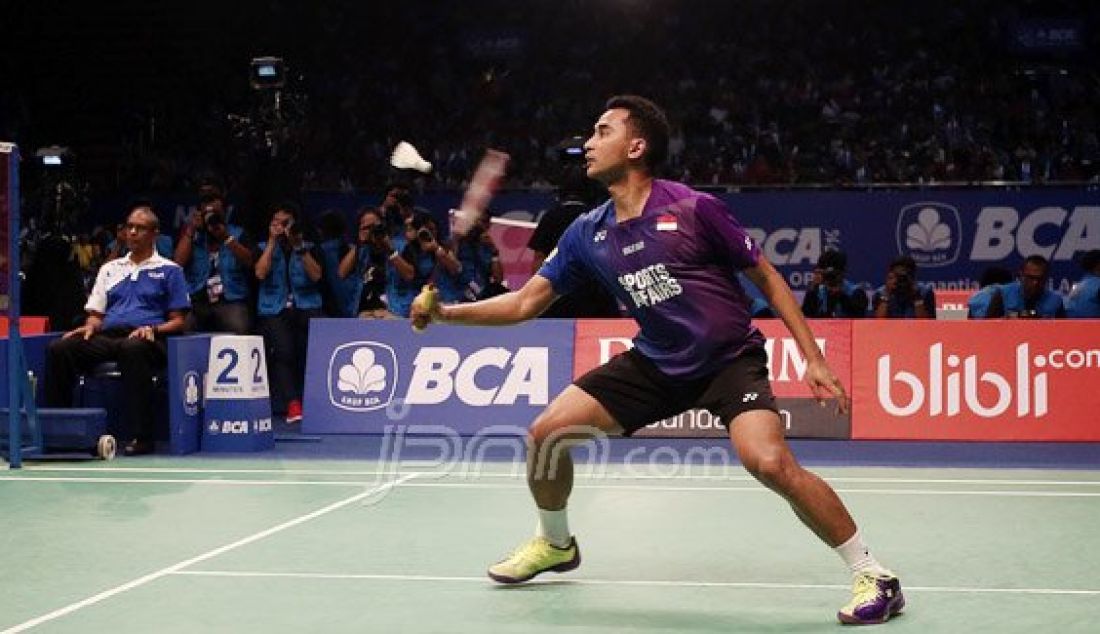 Tunggal putra Indonesia Tommy Sugiarto saat bertanding melawan tunggal putra Hongkong Wei Nan pada Kejuaraan BCA Indonesia Open Super Series Premier 2016, Jakarta, Rabu (1/6). Pemain Indonesia kalah atas lawannya dengan skor 16-21 dan 14-21. Foto: Ricardo/JPNN.com - JPNN.com