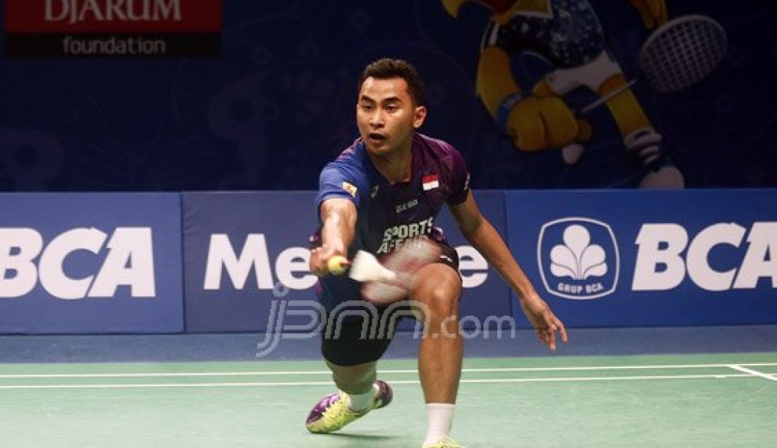 Tunggal putra Indonesia Tommy Sugiarto saat bertanding melawan tunggal putra Hongkong Wei Nan pada Kejuaraan BCA Indonesia Open Super Series Premier 2016, Jakarta, Rabu (1/6). Pemain Indonesia kalah atas lawannya dengan skor 16-21 dan 14-21. Foto: Ricardo/JPNN.com - JPNN.com