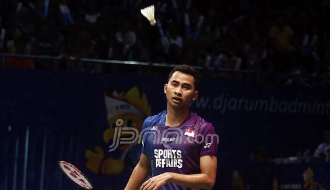 Tunggal putra Indonesia Tommy Sugiarto saat bertanding melawan tunggal putra Hongkong Wei Nan pada Kejuaraan BCA Indonesia Open Super Series Premier 2016, Jakarta, Rabu (1/6). Pemain Indonesia kalah atas lawannya dengan skor 16-21 dan 14-21. Foto: Ricardo/JPNN.com - JPNN.com