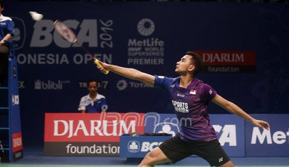 Tunggal putra Indonesia Tommy Sugiarto saat bertanding melawan tunggal putra Hongkong Wei Nan pada Kejuaraan BCA Indonesia Open Super Series Premier 2016, Jakarta, Rabu (1/6). Pemain Indonesia kalah atas lawannya dengan skor 16-21 dan 14-21. Foto: Ricardo/JPNN.com - JPNN.com