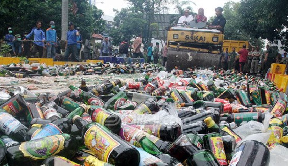 Wali Kota Depok Mohammad Idris Abdul Shomad saat melakukan pemusnahan minuma keras (Miras) di Balai Kota Depok, Jawa Barat, Jumat (3/6). Pemusnahan 16.175 miras tersebut, hasil kerja sama Polres, Kejari dan PN Kota Depok menjelang bulan ramadhan. Foto: Ricardo/JPNN.com - JPNN.com