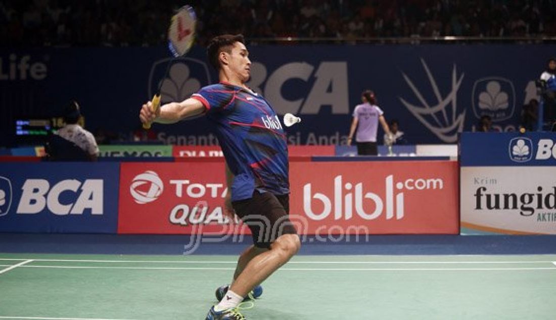 Tunggal putra Indonesia Jonatan Christie bertanding melawan tunggal putra Denmark Jan O Jorgensen pada Kejuaraan BCA Indonesia Open Super Series Premier 2016 di Istora Senayan Jakarta, Jumat (3/6). Pemain Indonesia kalah atas lawannya dengan skor 21-14, 19-21 dan 14-21. Foto : Ricardo/JPNN.com - JPNN.com