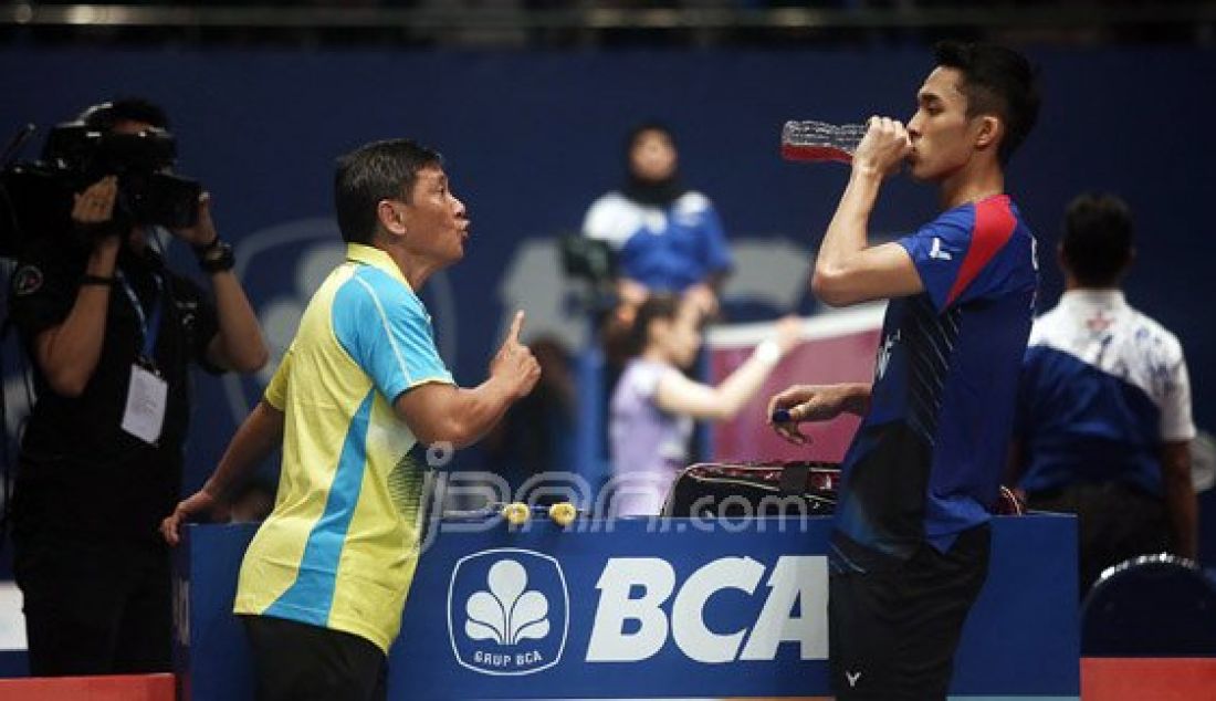 Tunggal putra Indonesia Jonatan Christie bertanding melawan tunggal putra Denmark Jan O Jorgensen pada Kejuaraan BCA Indonesia Open Super Series Premier 2016 di Istora Senayan Jakarta, Jumat (3/6). Pemain Indonesia kalah atas lawannya dengan skor 21-14, 19-21 dan 14-21. Foto : Ricardo/JPNN.com - JPNN.com