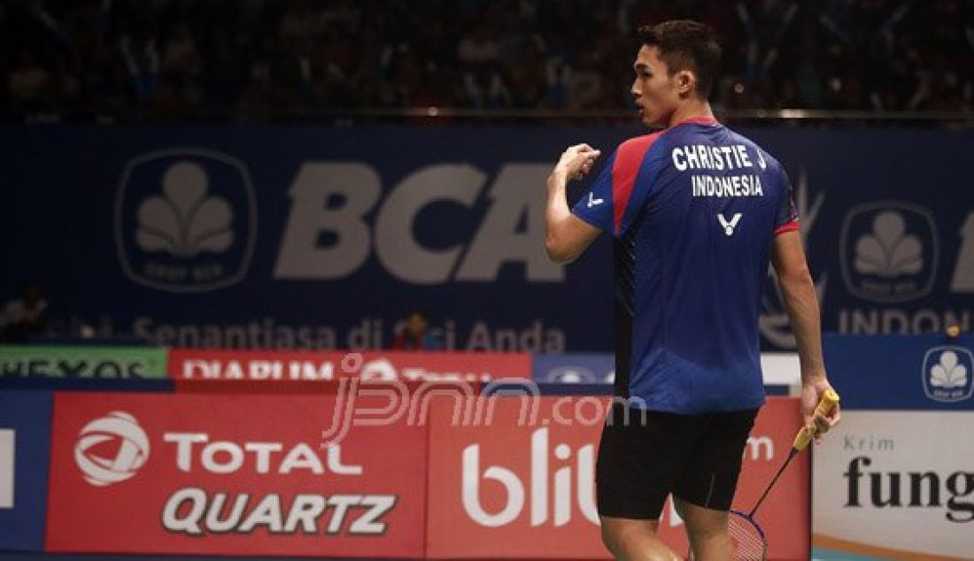 Tunggal putra Indonesia Jonatan Christie bertanding melawan tunggal putra Denmark Jan O Jorgensen pada Kejuaraan BCA Indonesia Open Super Series Premier 2016 di Istora Senayan Jakarta, Jumat (3/6). Pemain Indonesia kalah atas lawannya dengan skor 21-14, 19-21 dan 14-21. Foto : Ricardo/JPNN.com - JPNN.com