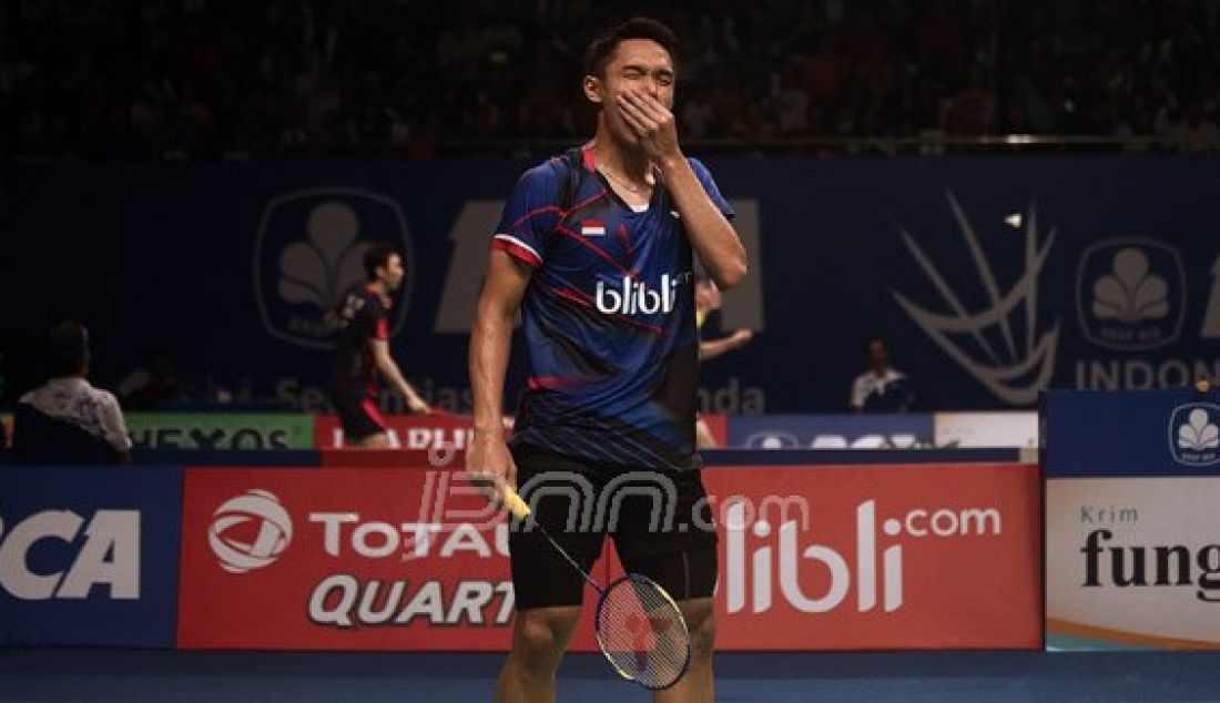 Tunggal putra Indonesia Jonatan Christie bertanding melawan tunggal putra Denmark Jan O Jorgensen pada Kejuaraan BCA Indonesia Open Super Series Premier 2016 di Istora Senayan Jakarta, Jumat (3/6). Pemain Indonesia kalah atas lawannya dengan skor 21-14, 19-21 dan 14-21. Foto : Ricardo/JPNN.com - JPNN.com