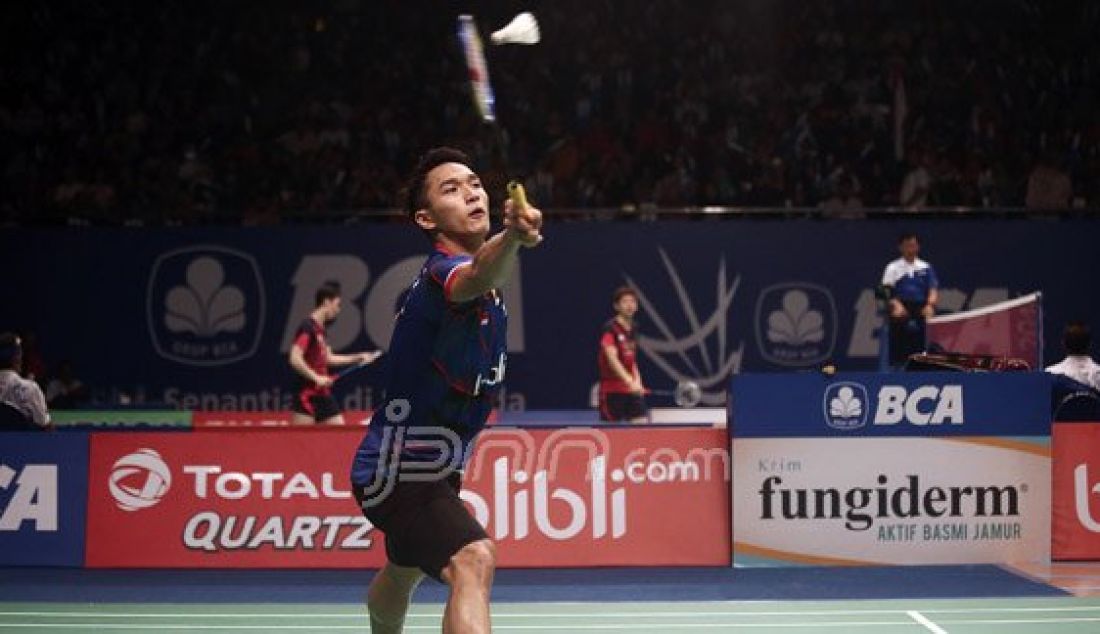 Tunggal putra Indonesia Jonatan Christie bertanding melawan tunggal putra Denmark Jan O Jorgensen pada Kejuaraan BCA Indonesia Open Super Series Premier 2016 di Istora Senayan Jakarta, Jumat (3/6). Pemain Indonesia kalah atas lawannya dengan skor 21-14, 19-21 dan 14-21. Foto : Ricardo/JPNN.com - JPNN.com