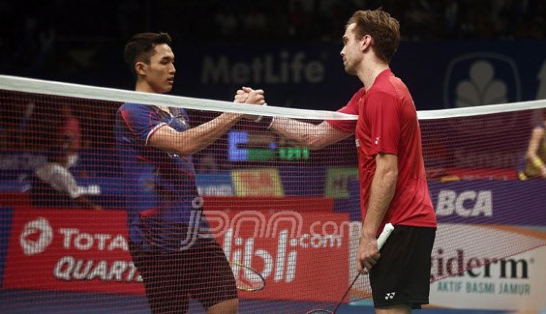 Tunggal putra Indonesia Jonatan Christie bertanding melawan tunggal putra Denmark Jan O Jorgensen pada Kejuaraan BCA Indonesia Open Super Series Premier 2016 di Istora Senayan Jakarta, Jumat (3/6). Pemain Indonesia kalah atas lawannya dengan skor 21-14, 19-21 dan 14-21. Foto : Ricardo/JPNN.com - JPNN.com